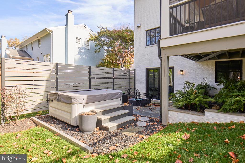 1536 FOREST LANE
