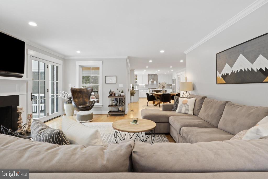 1536 FOREST LANE