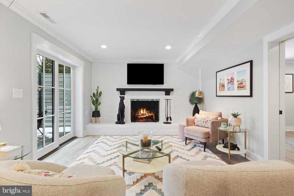1536 FOREST LANE
