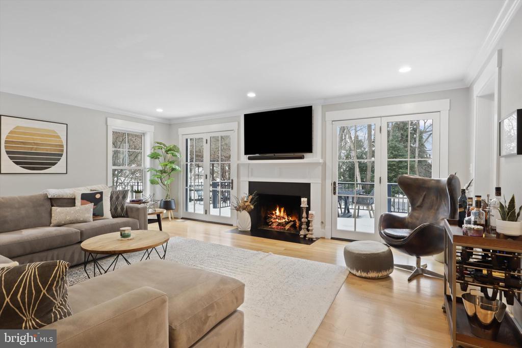 1536 FOREST LANE