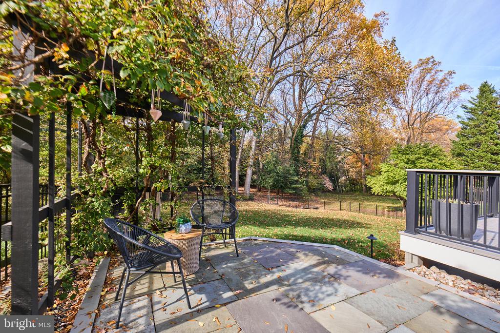 1536 FOREST LANE