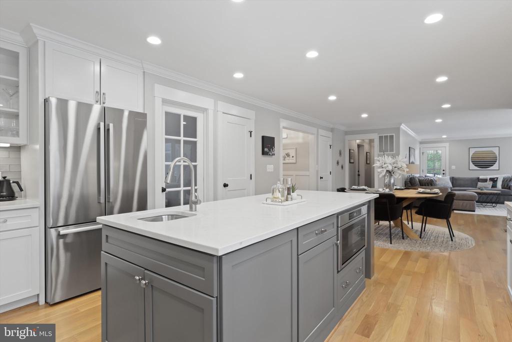 1536 FOREST LANE