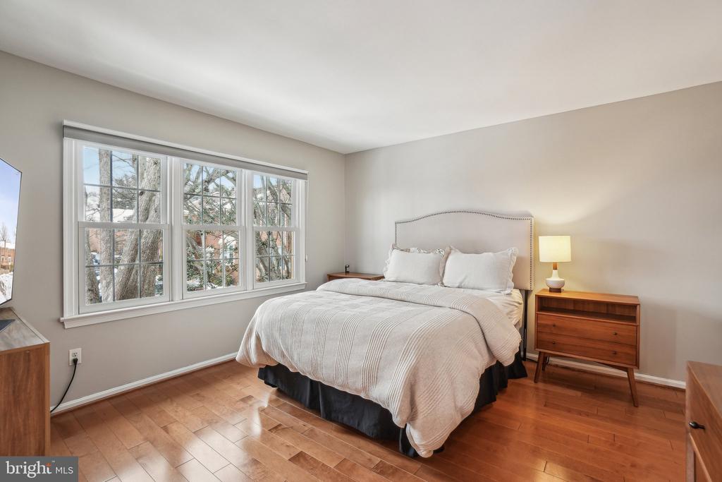 10139 VILLAGE KNOLLS COURT