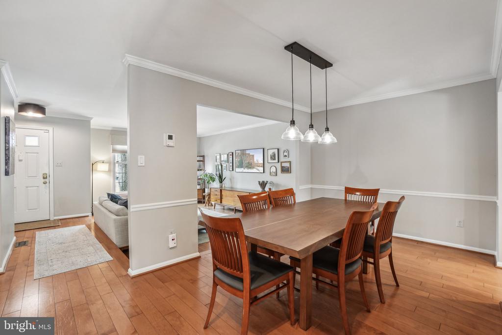 10139 VILLAGE KNOLLS COURT