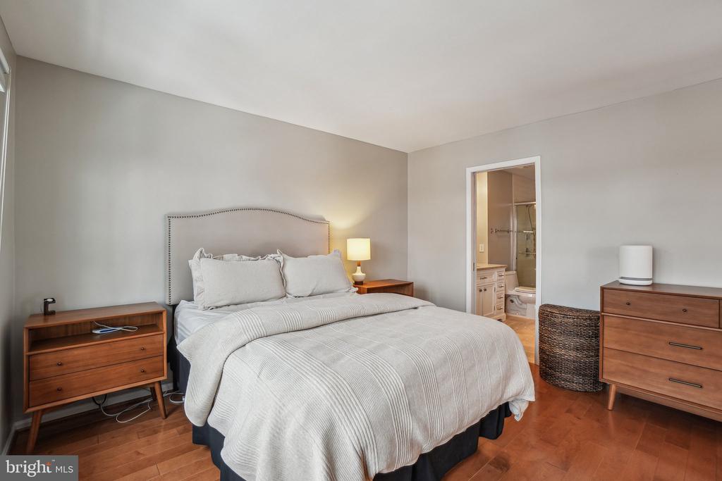10139 VILLAGE KNOLLS COURT
