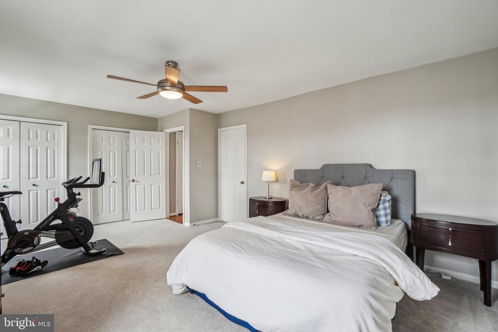 10139 VILLAGE KNOLLS COURT