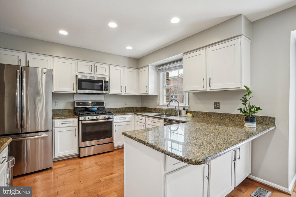 10139 VILLAGE KNOLLS COURT
