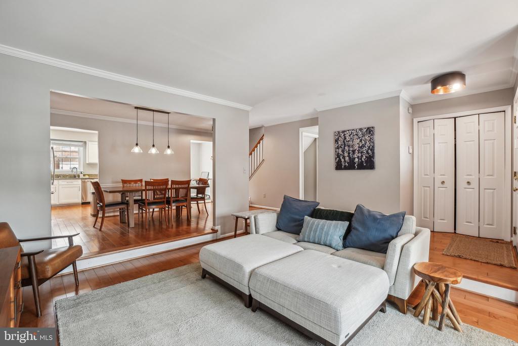 10139 VILLAGE KNOLLS COURT