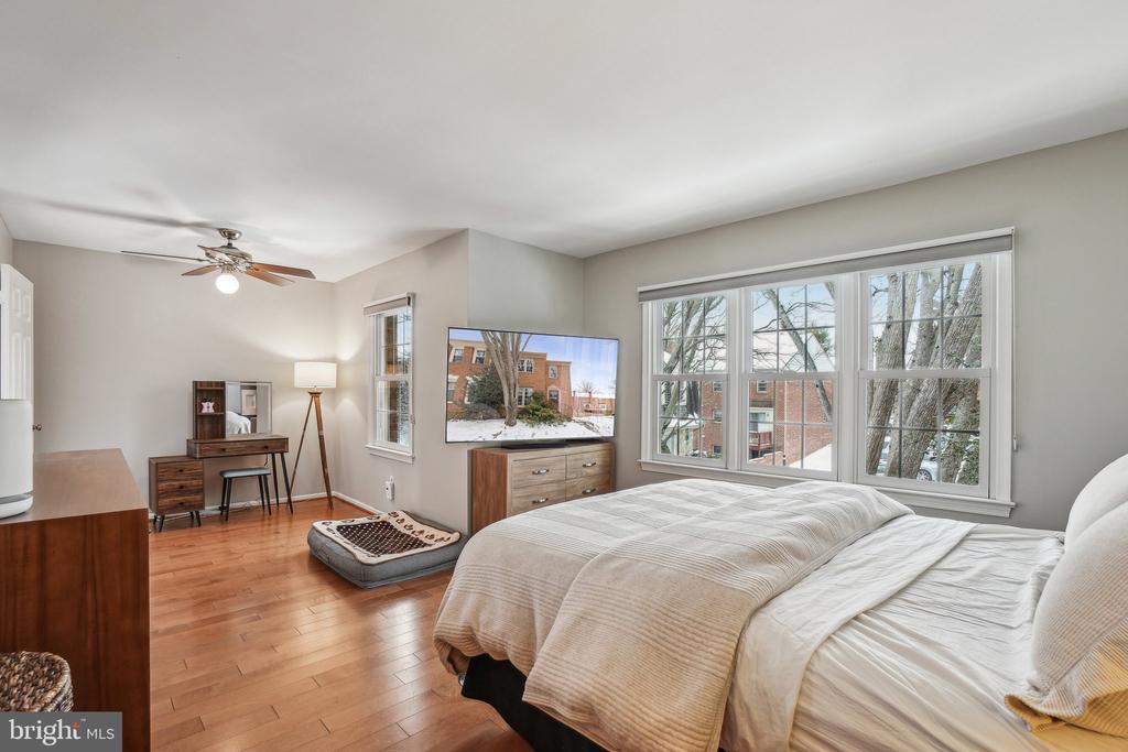 10139 VILLAGE KNOLLS COURT