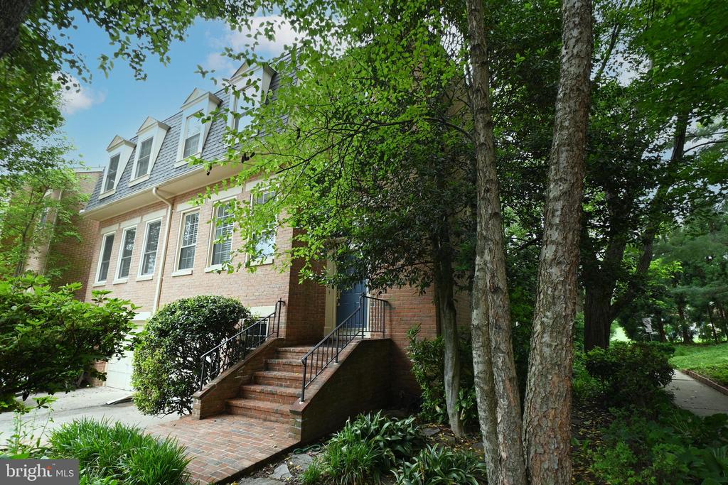 1441 MCLEAN MEWS COURT