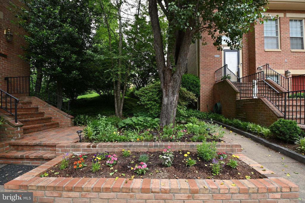 1441 MCLEAN MEWS COURT