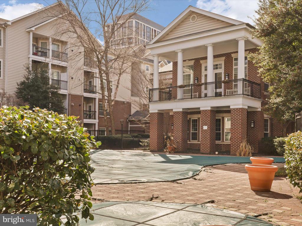 1521 SPRING GATE DRIVE Unit: 10107
