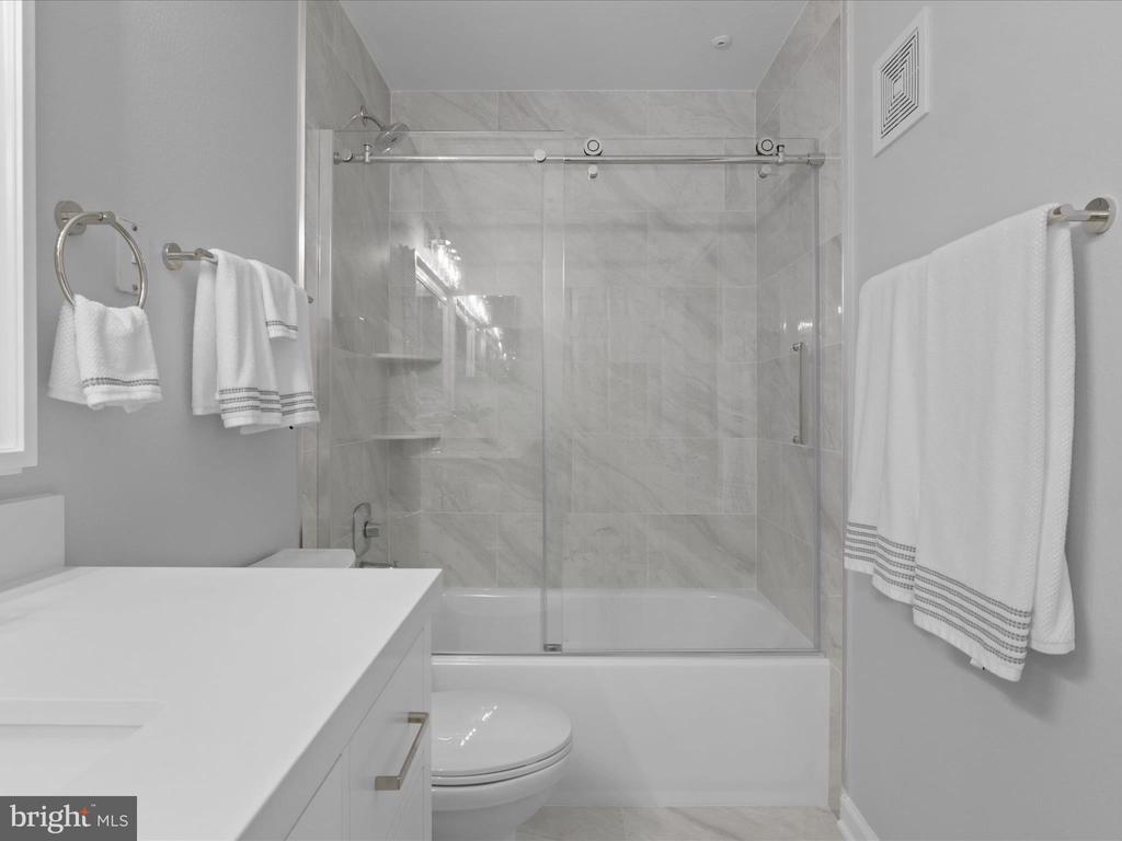 1521 SPRING GATE DRIVE Unit: 10107