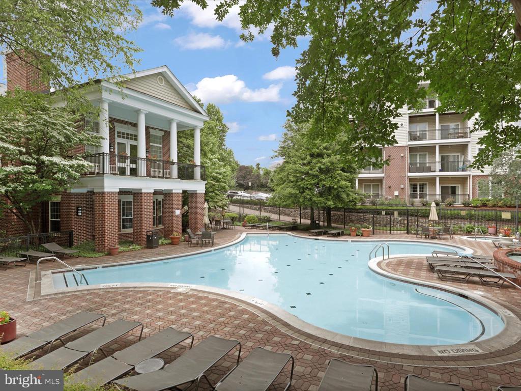 1521 SPRING GATE DRIVE Unit: 10107