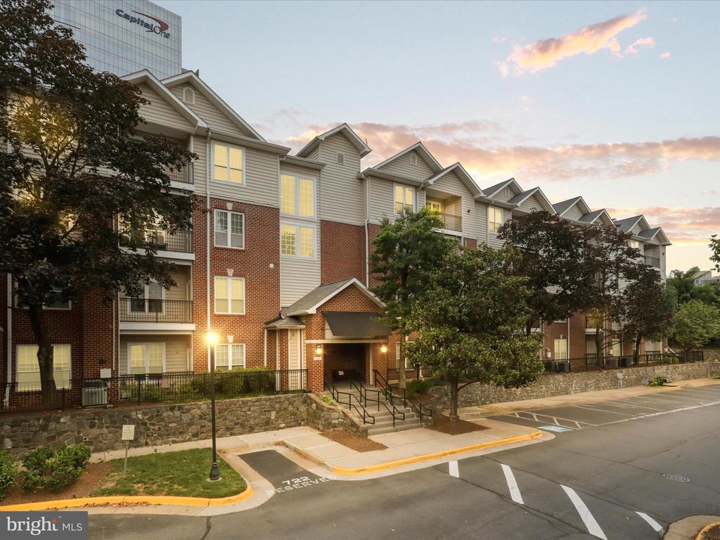 1521 SPRING GATE DRIVE Unit: 10107
