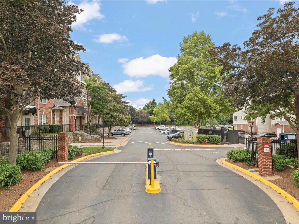 1521 SPRING GATE DRIVE Unit: 10107