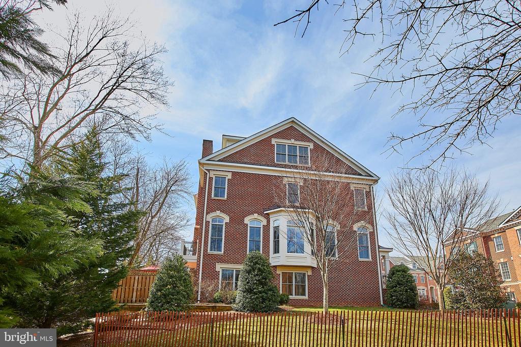 7023 LITTLE LEAF LINDEN LANE