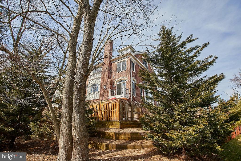 7023 LITTLE LEAF LINDEN LANE