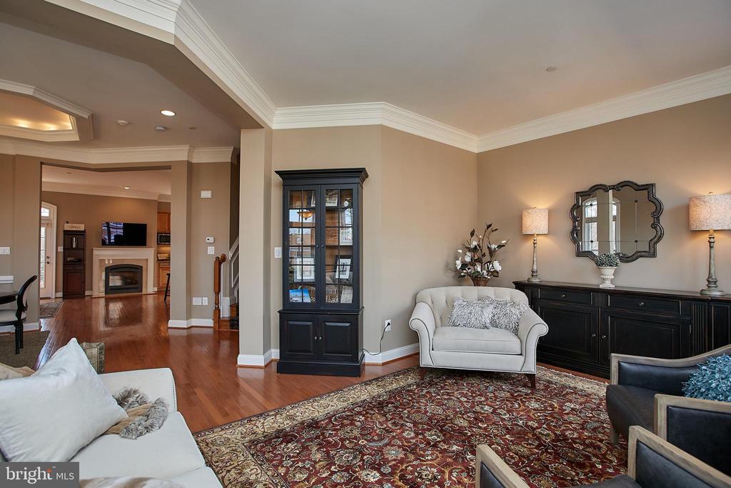 7023 LITTLE LEAF LINDEN LANE