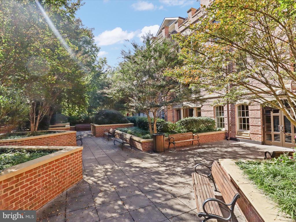 1781 CHAIN BRIDGE ROAD Unit: 303