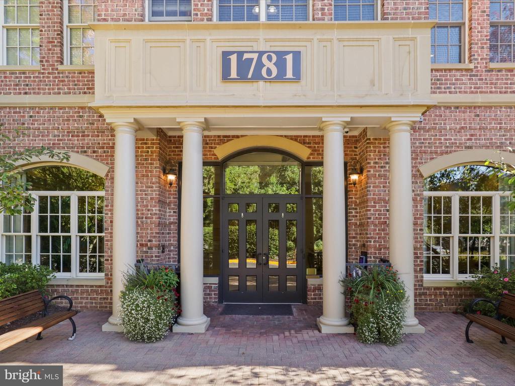 1781 CHAIN BRIDGE ROAD Unit: 303