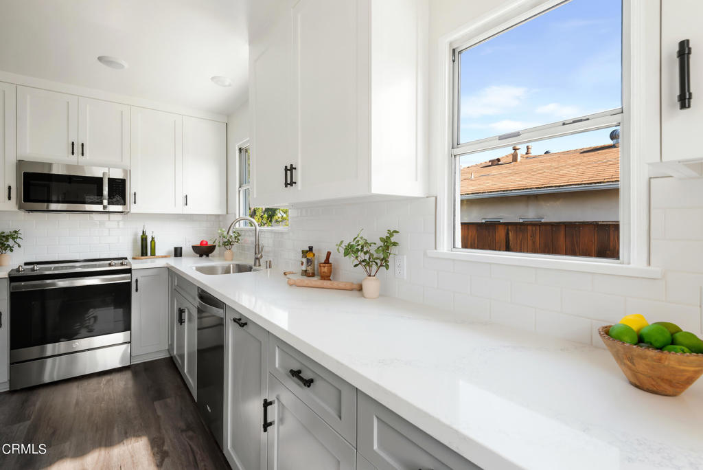 1581 N Roosevelt Avenue