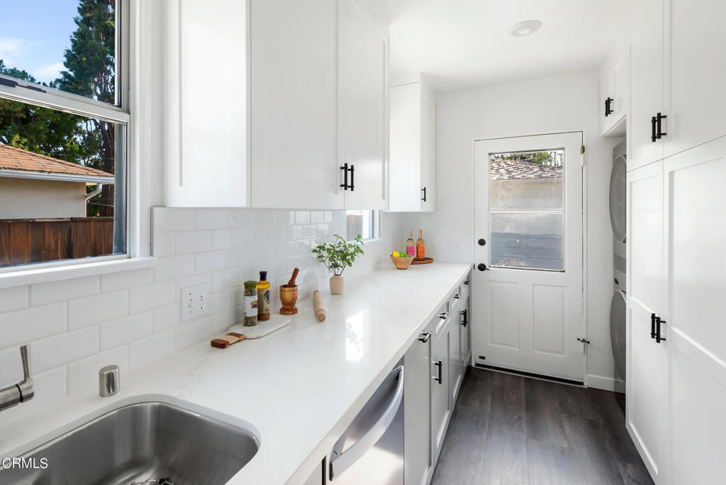 1581 N Roosevelt Avenue