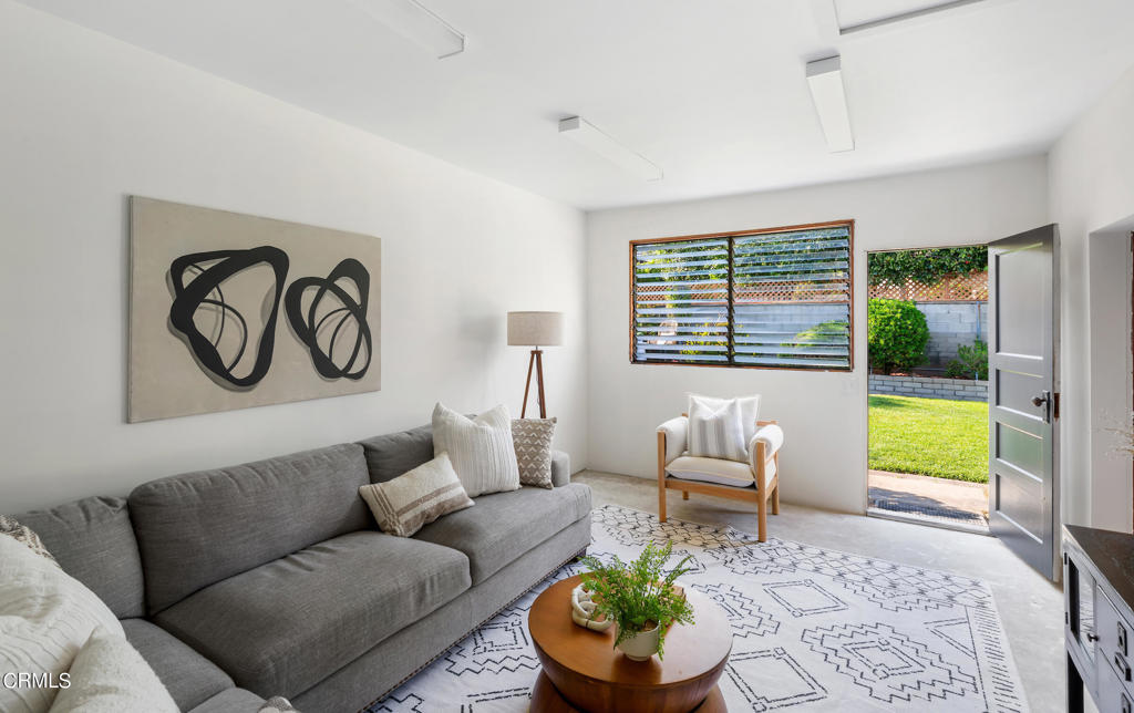 1581 N Roosevelt Avenue