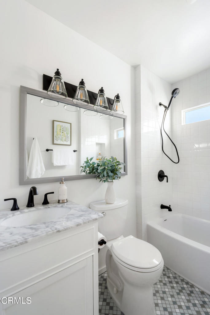 1581 N Roosevelt Avenue