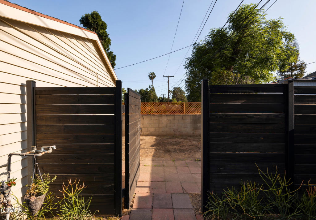 1581 N Roosevelt Avenue