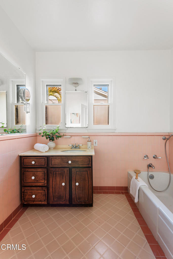 1563 Valencia Avenue