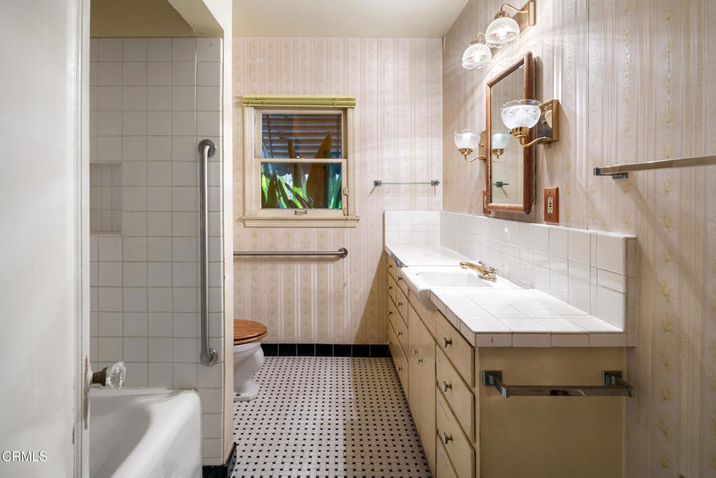 1533 Coolidge Avenue