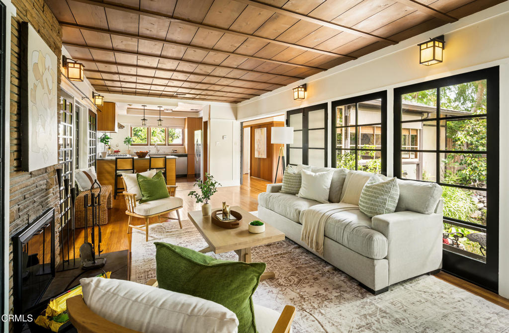 1364 N Harding Avenue