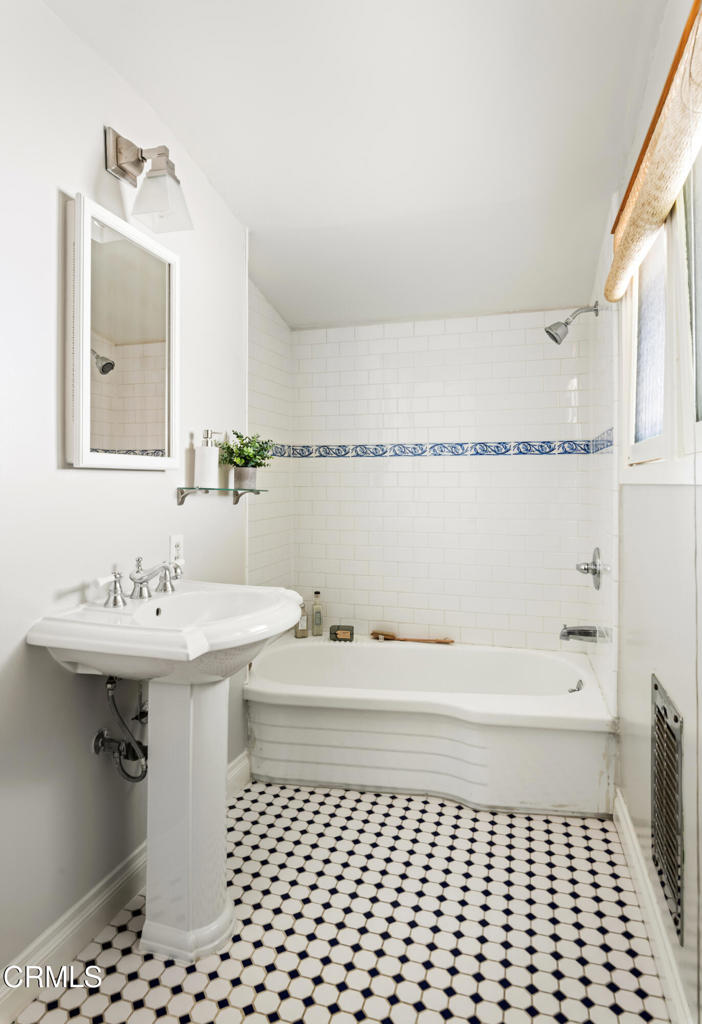 1364 N Harding Avenue