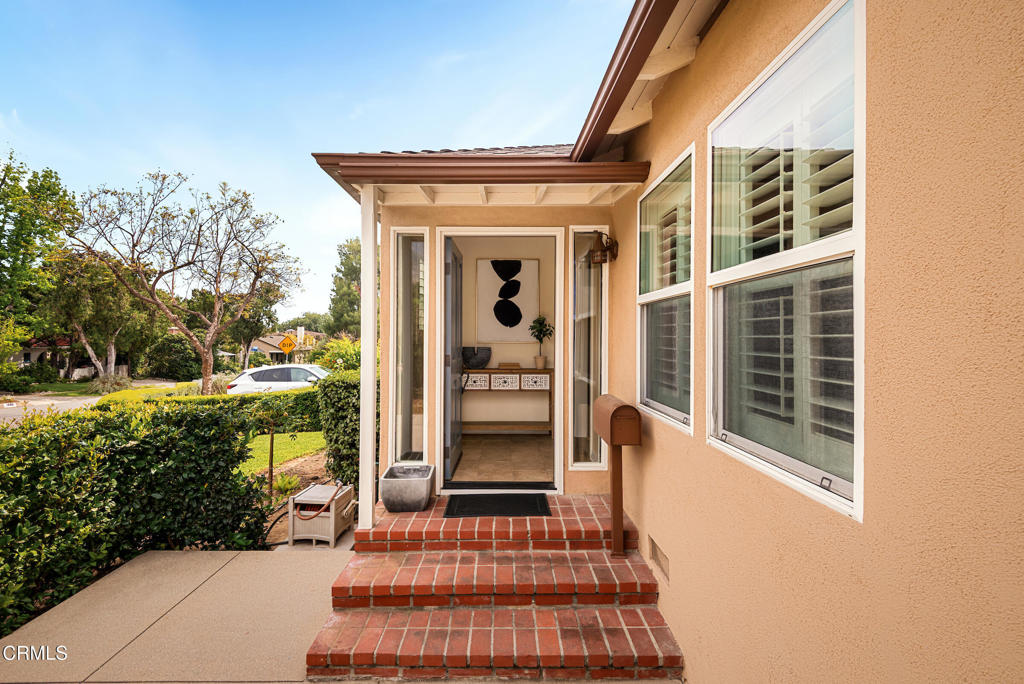 1587 N Harding Avenue