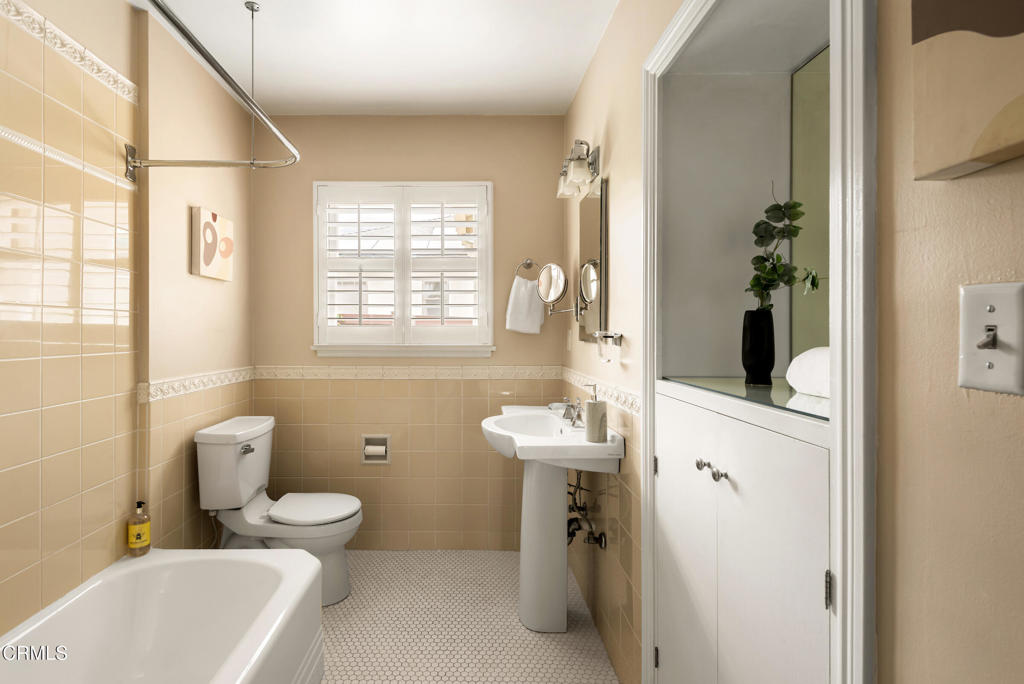 1873 N Harding Avenue