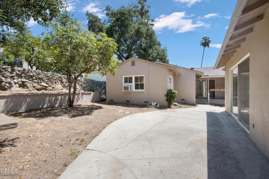 2139 N Grand Oaks Avenue