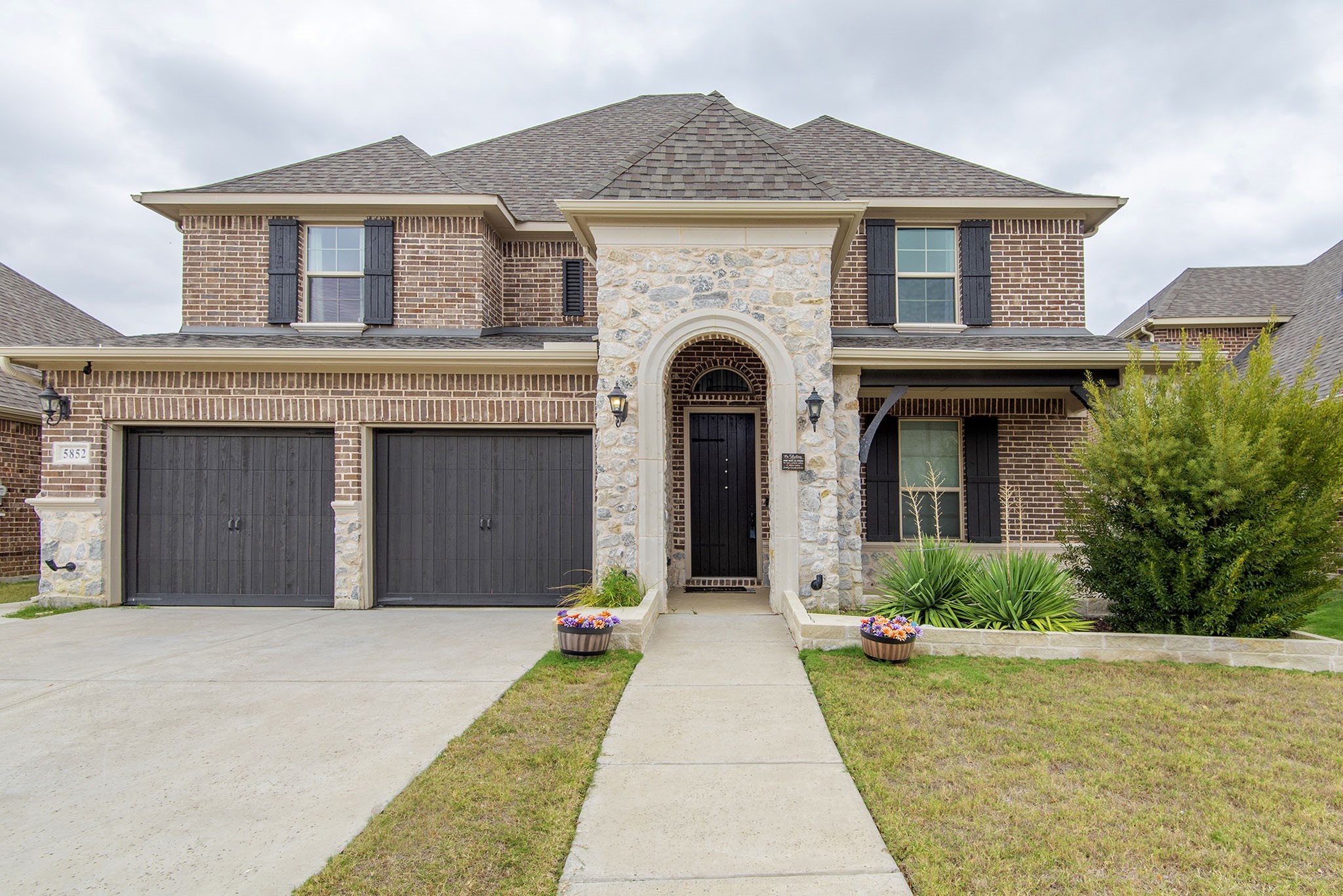 5852 Austin Waters