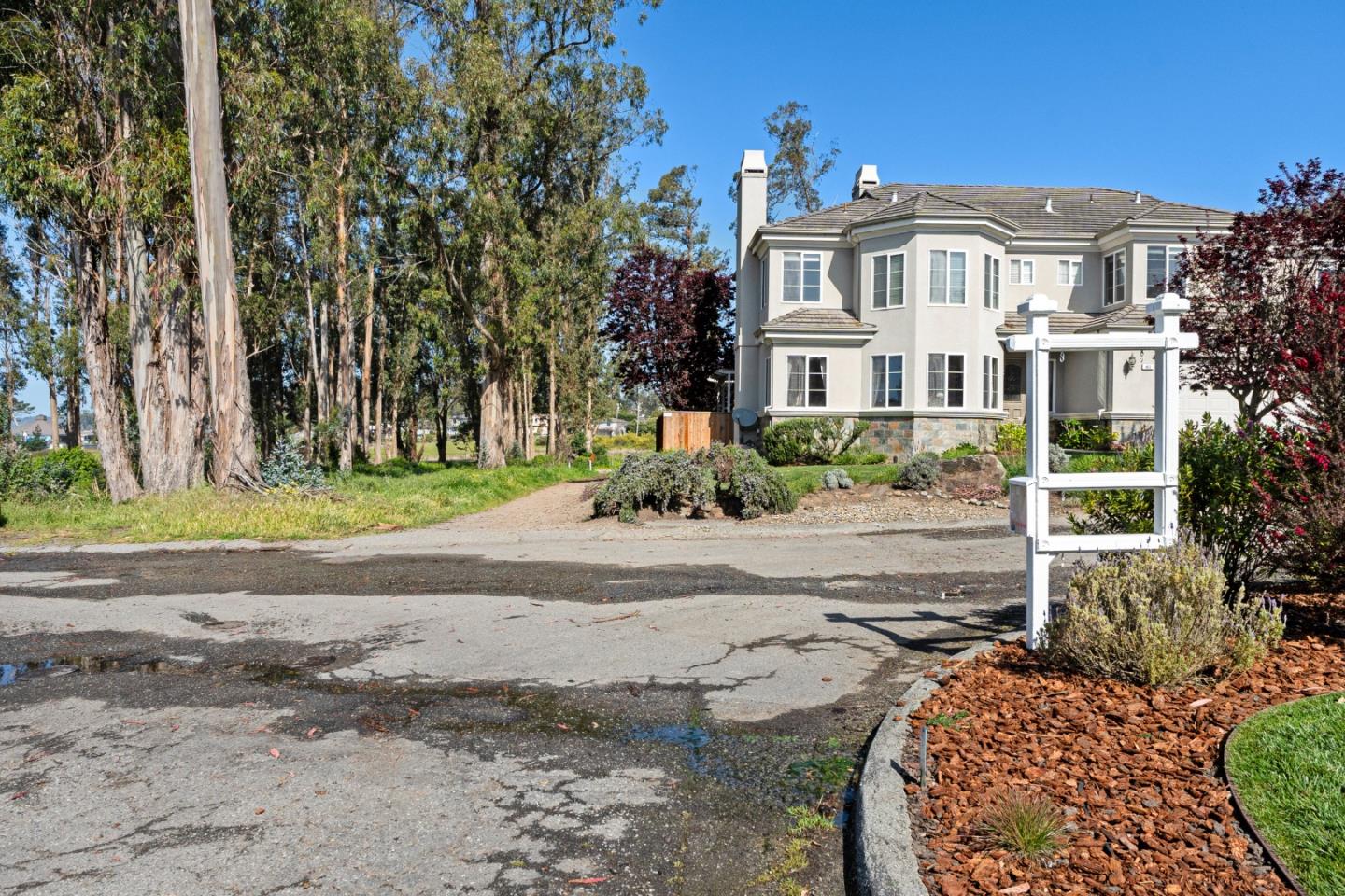 412 Magellan AVE