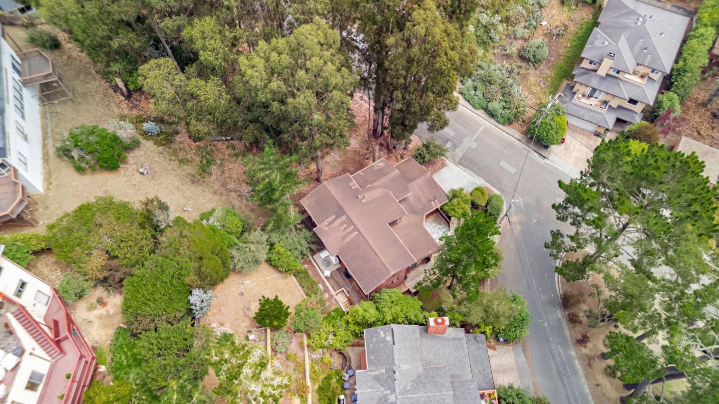 555 Avenue Portola