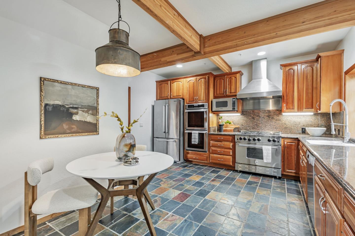 555 Avenue Portola