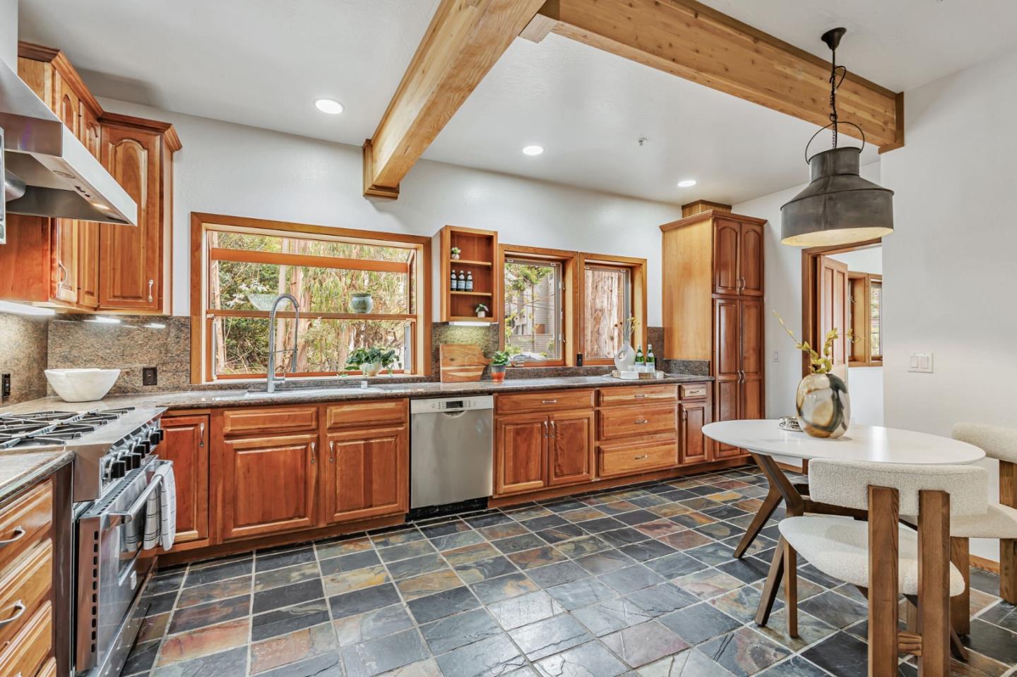 555 Avenue Portola