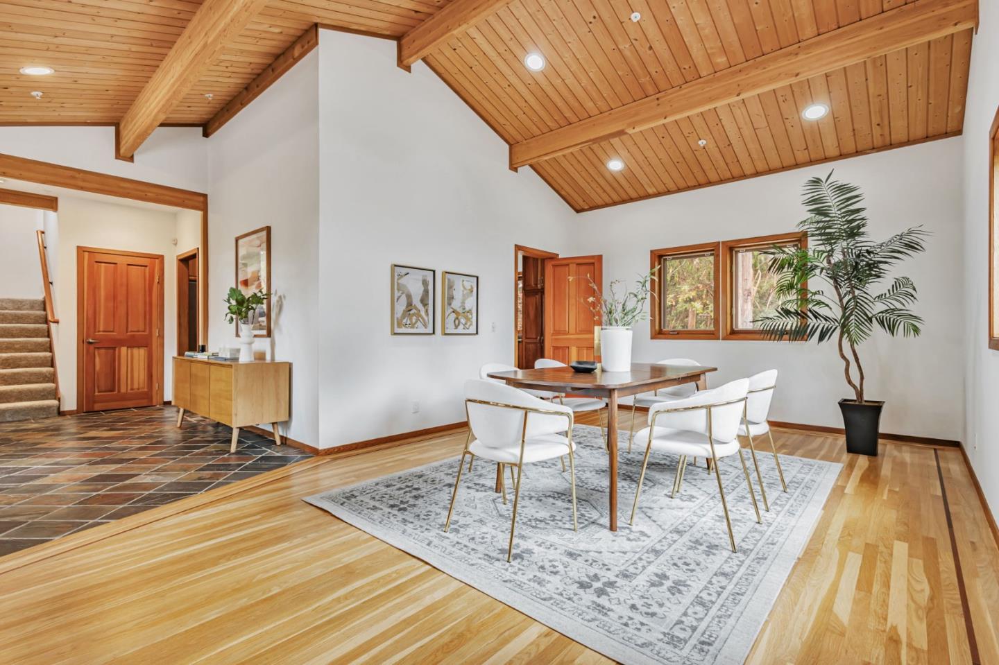 555 Avenue Portola