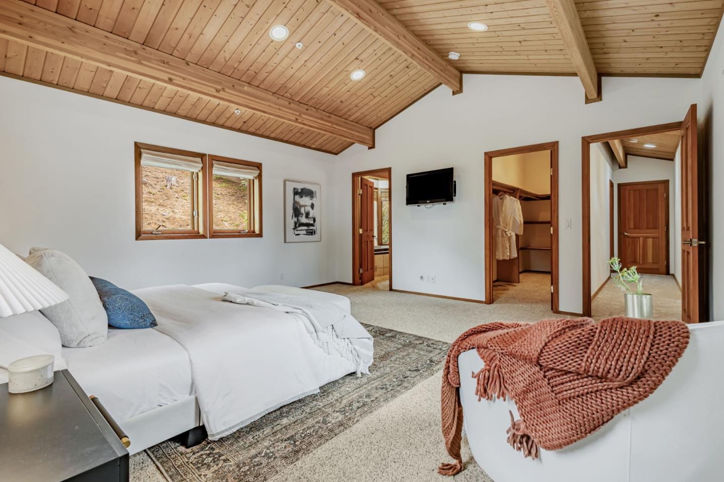 555 Avenue Portola