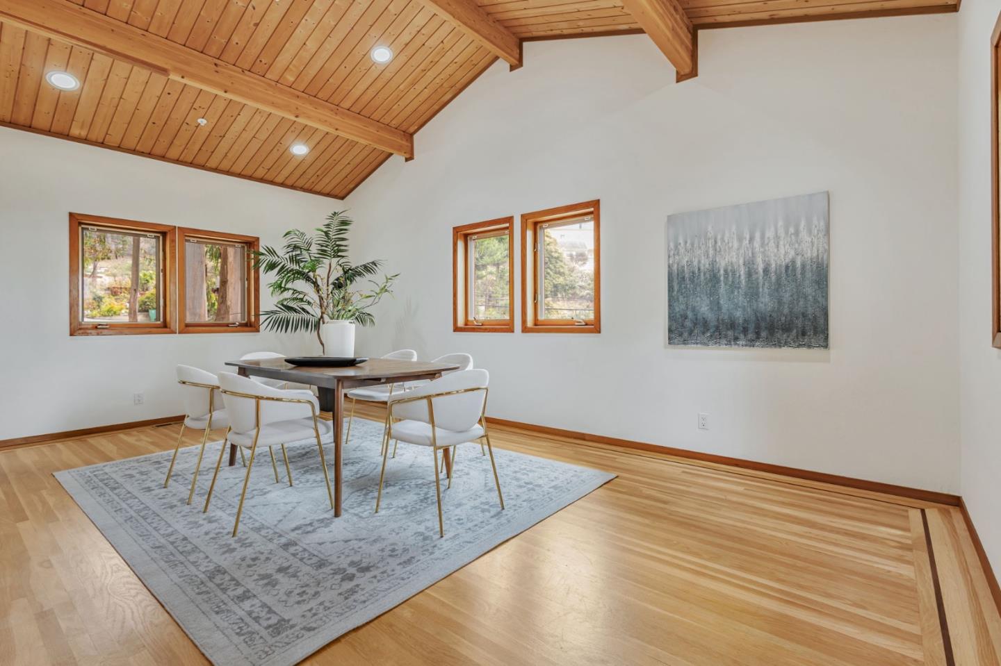 555 Avenue Portola