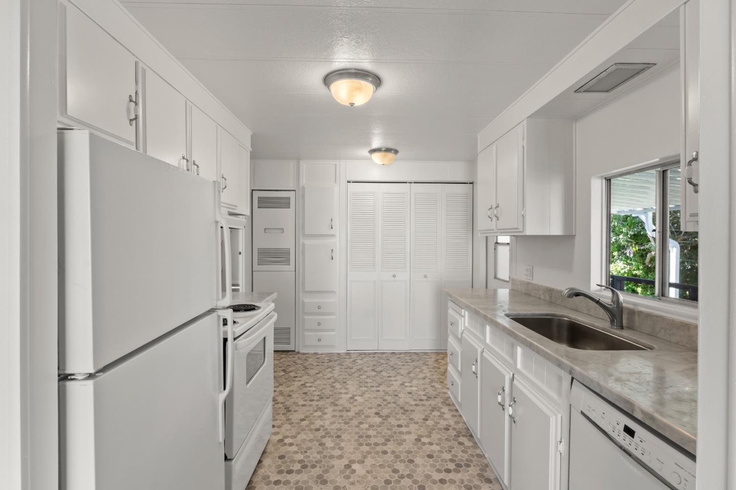 19 Dolphin Court Unit: 19