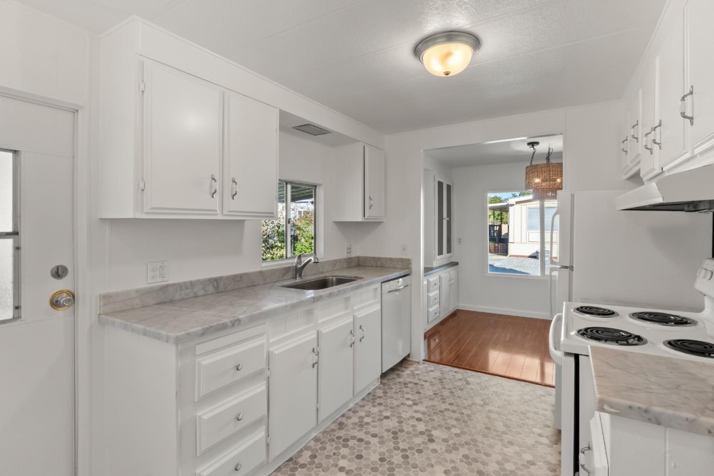 19 Dolphin Court Unit: 19