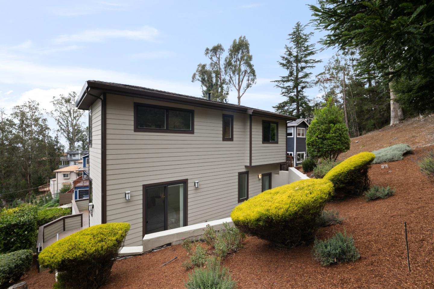 374 El Granada Boulevard