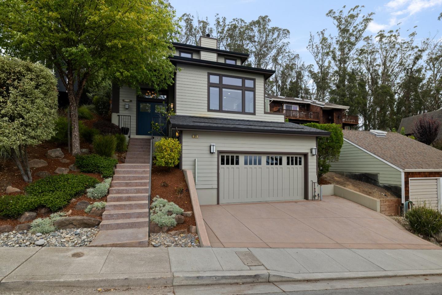374 El Granada Boulevard