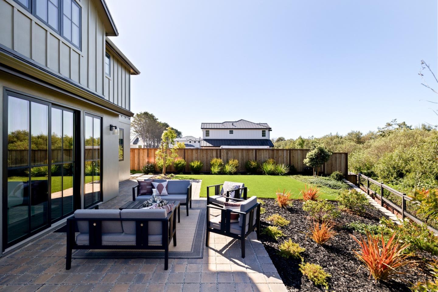 587 Creekside CT